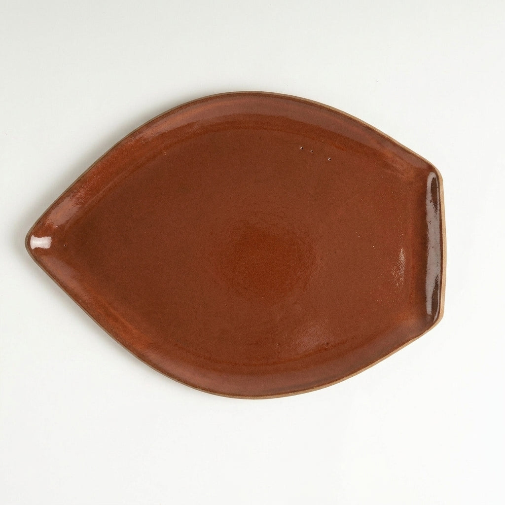 Travessa Folha em cerâmica artesanal — tamanho 29CM x 22CM, argila Cappuccino, esmalte Sol de Terracota