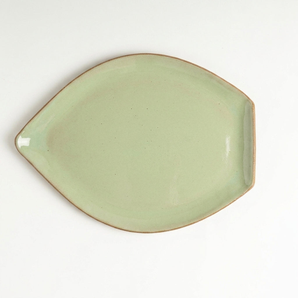 Travessa Folha em cerâmica artesanal — tamanho 29CM x 22CM, argila Cappuccino, esmalte Verde Menta