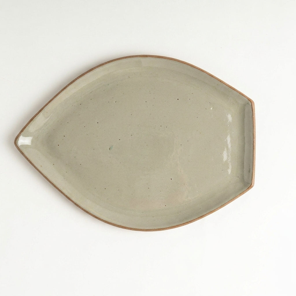 Travessa Folha em cerâmica artesanal — tamanho 29CM x 22CM, argila Cappuccino, esmalte Verde Pompeia