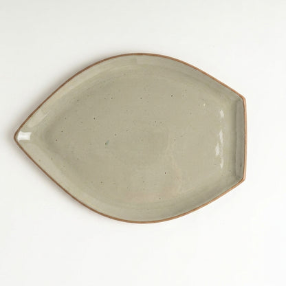 Travessa Folha em cerâmica artesanal — tamanho 29CM x 22CM, argila Cappuccino, esmalte Verde Pompeia