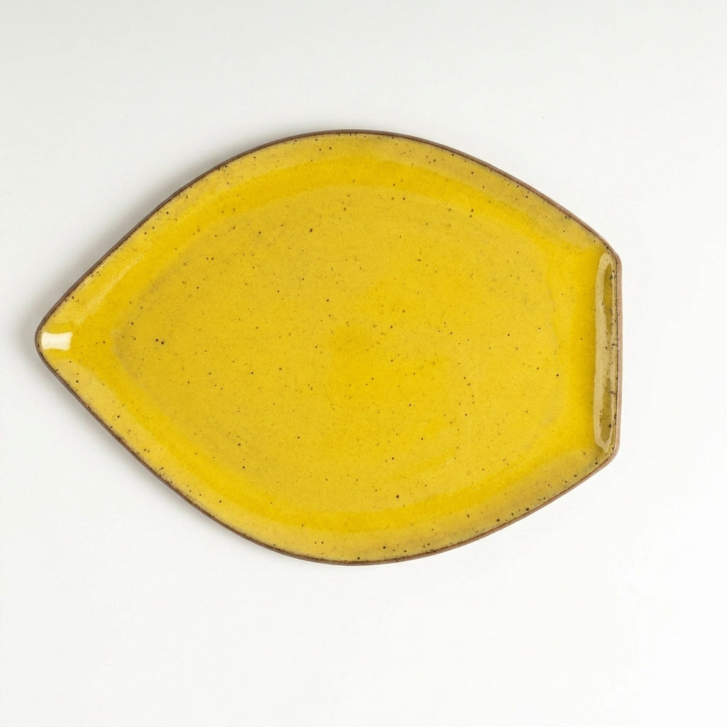 Travessa Folha em cerâmica artesanal — tamanho 29CM x 22CM, argila Flocos, esmalte Amarelo Intenso