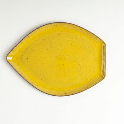 Travessa Folha em cerâmica artesanal — tamanho 29CM x 22CM, argila Flocos, esmalte Amarelo Intenso