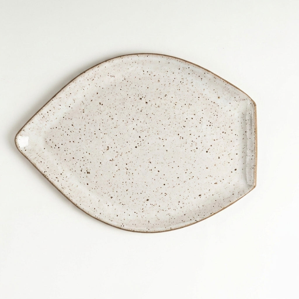 Travessa Folha em cerâmica artesanal — tamanho 29CM x 22CM, argila Flocos, esmalte Branco AMME
