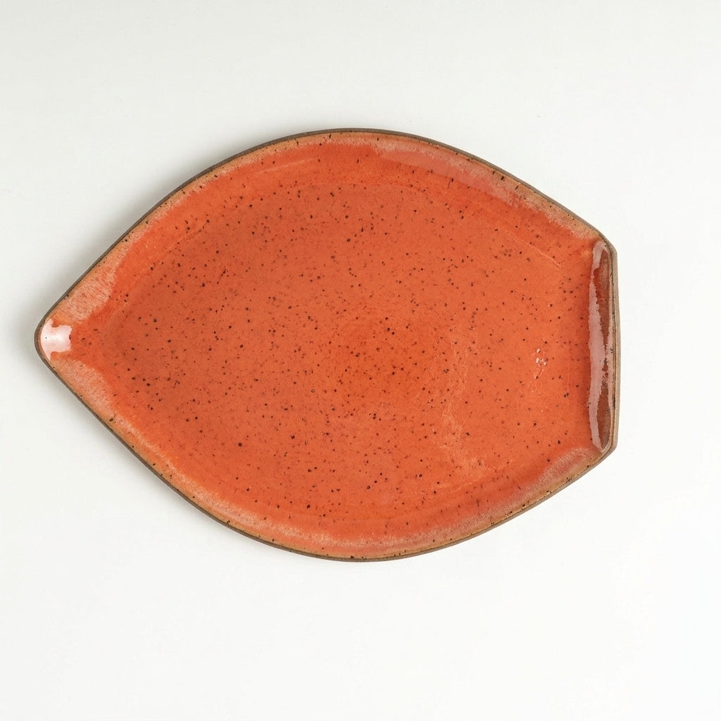 Travessa Folha em cerâmica artesanal — tamanho 29CM x 22CM, argila Flocos, esmalte Laranja Intenso