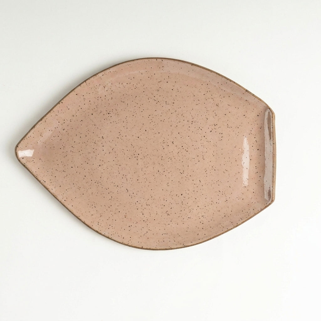 Travessa Folha em cerâmica artesanal — tamanho 29CM x 22CM, argila Flocos, esmalte Nude