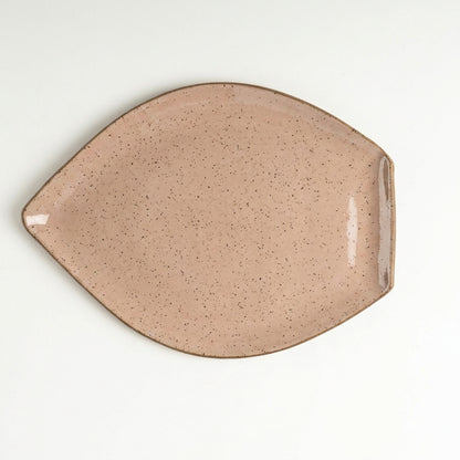 Travessa Folha em cerâmica artesanal — tamanho 29CM x 22CM, argila Flocos, esmalte Nude