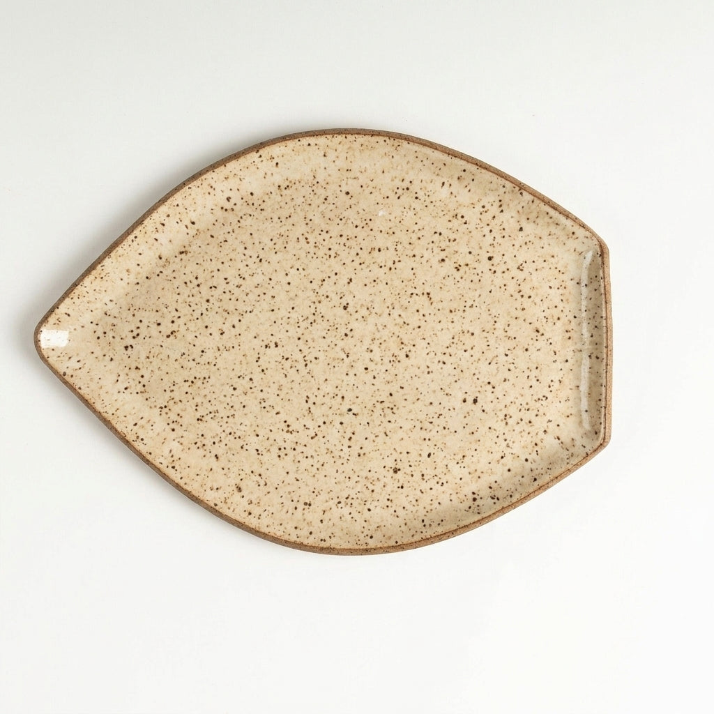 Travessa Folha em cerâmica artesanal — tamanho 29CM x 22CM, argila Flocos, esmalte Pedra Sabão