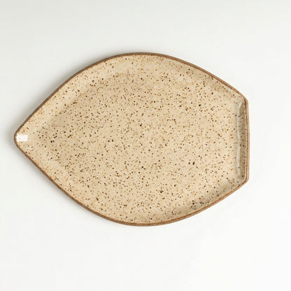 Travessa Folha em cerâmica artesanal — tamanho 29CM x 22CM, argila Flocos, esmalte Pedra Sabão