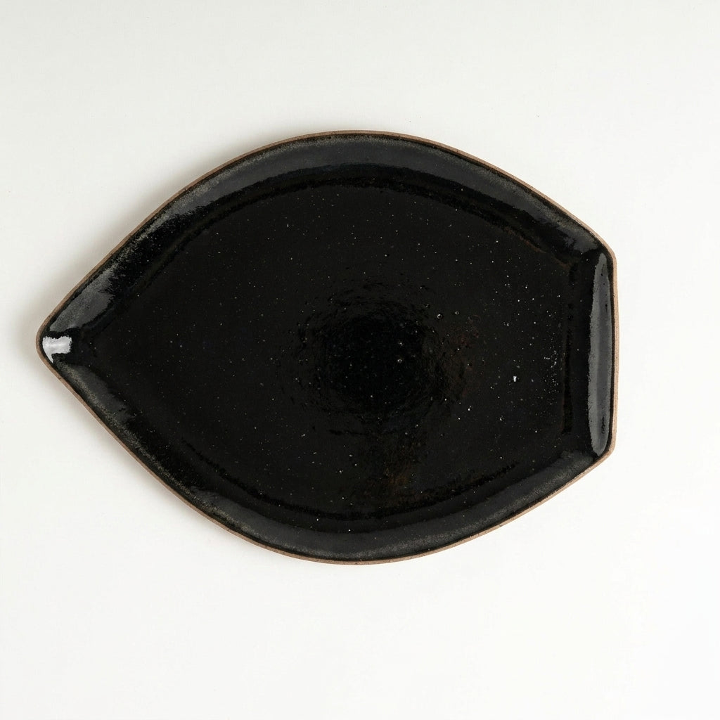 Travessa Folha em cerâmica artesanal — tamanho 29CM x 22CM, argila Flocos, esmalte Preto Ébano