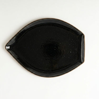 Travessa Folha em cerâmica artesanal — tamanho 29CM x 22CM, argila Flocos, esmalte Preto Ébano