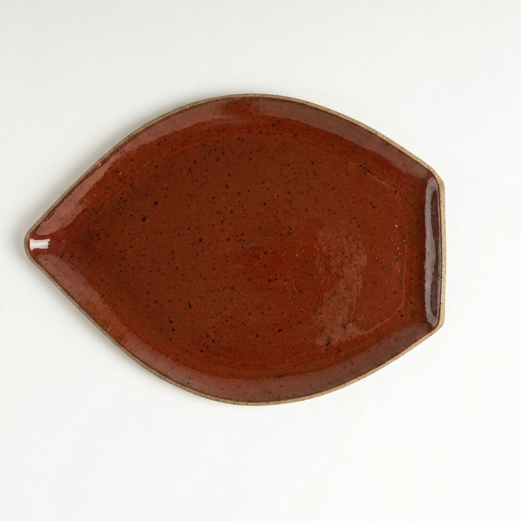 Travessa Folha em cerâmica artesanal — tamanho 29CM x 22CM, argila Flocos, esmalte Sol de Terracota