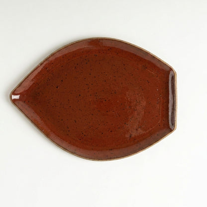 Travessa Folha em cerâmica artesanal — tamanho 29CM x 22CM, argila Flocos, esmalte Sol de Terracota