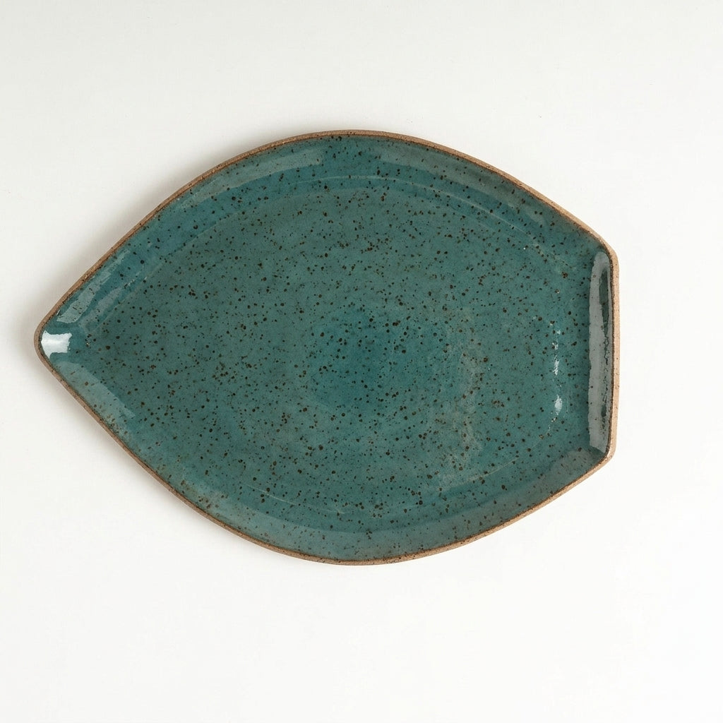 Travessa Folha em cerâmica artesanal — tamanho 29CM x 22CM, argila Flocos, esmalte Verde Exército