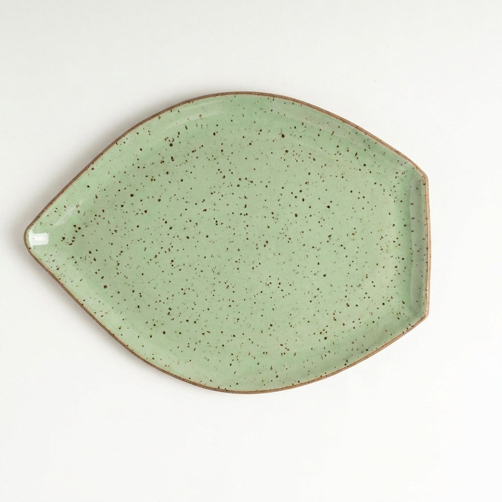 Travessa Folha em cerâmica artesanal — tamanho 29CM x 22CM, argila Flocos, esmalte Verde Menta