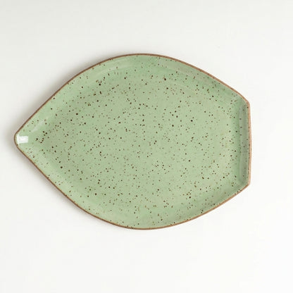 Travessa Folha em cerâmica artesanal — tamanho 29CM x 22CM, argila Flocos, esmalte Verde Menta