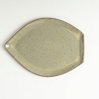 Travessa Folha em cerâmica artesanal — tamanho 29CM x 22CM, argila Flocos, esmalte Verde Pompeia