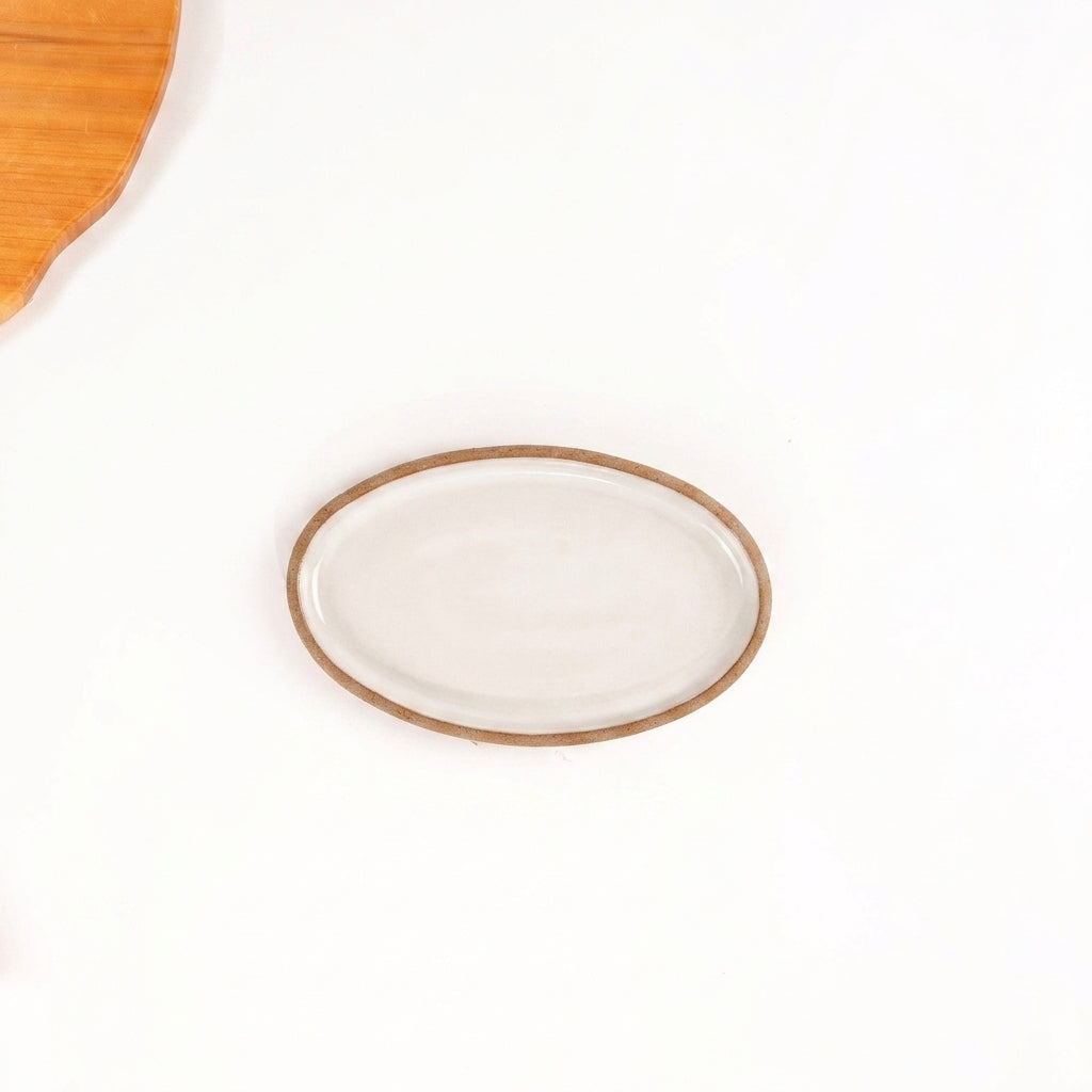 Travessa Oval em cerâmica artesanal — tamanho 20CM x 12CM, argila Cappuccino, esmalte Branco AMME
