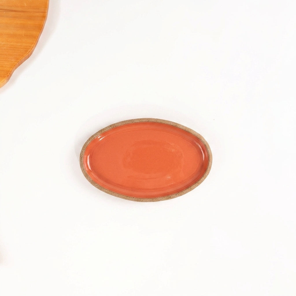 Travessa Oval em cerâmica artesanal — tamanho 20CM x 12CM, argila Cappuccino, esmalte Laranja Intenso