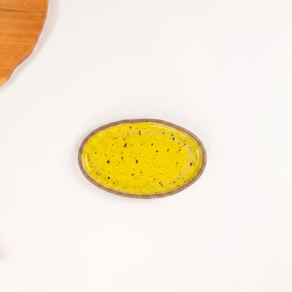 Travessa Oval em cerâmica artesanal — tamanho 20CM x 12CM, argila Flocos, esmalte Amarelo Intenso