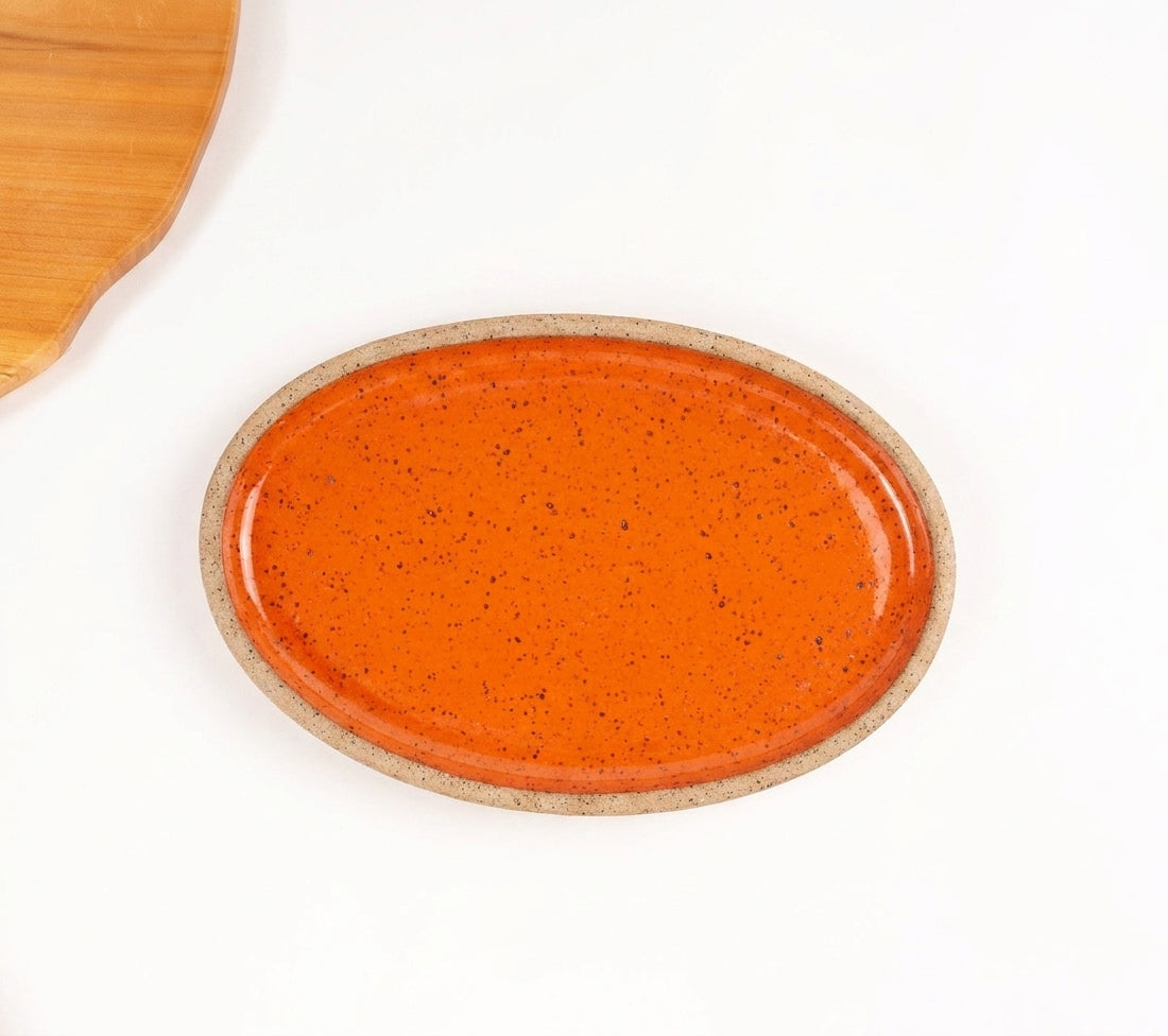 Travessa Oval em cerâmica artesanal — tamanho 20CM x 12CM, argila Flocos, esmalte Laranja Intenso