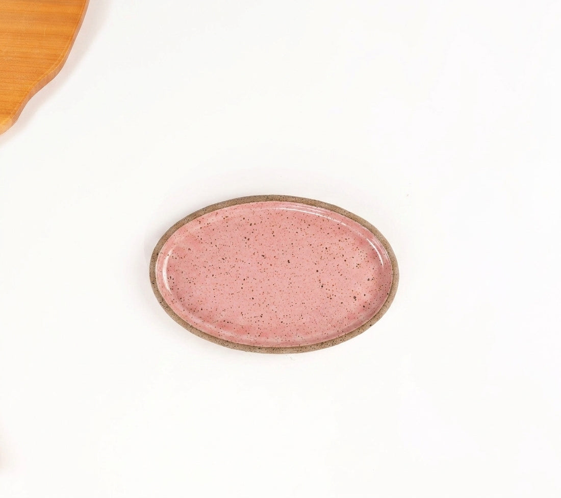 Travessa Oval em cerâmica artesanal — tamanho 20CM x 12CM, argila Flocos, esmalte Rosa Barbie
