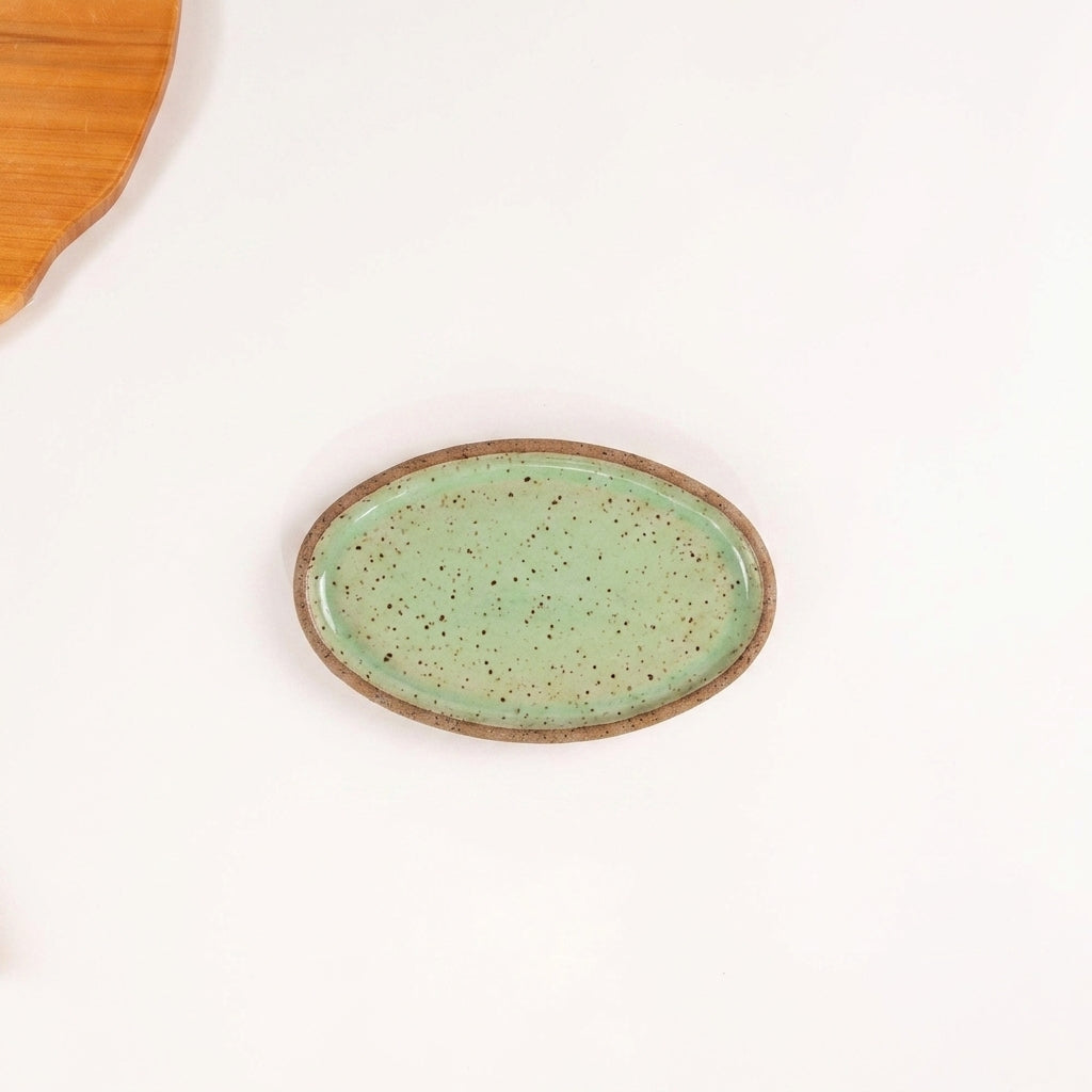 Travessa Oval em cerâmica artesanal — tamanho 20CM x 12CM, argila Flocos, esmalte Verde Menta