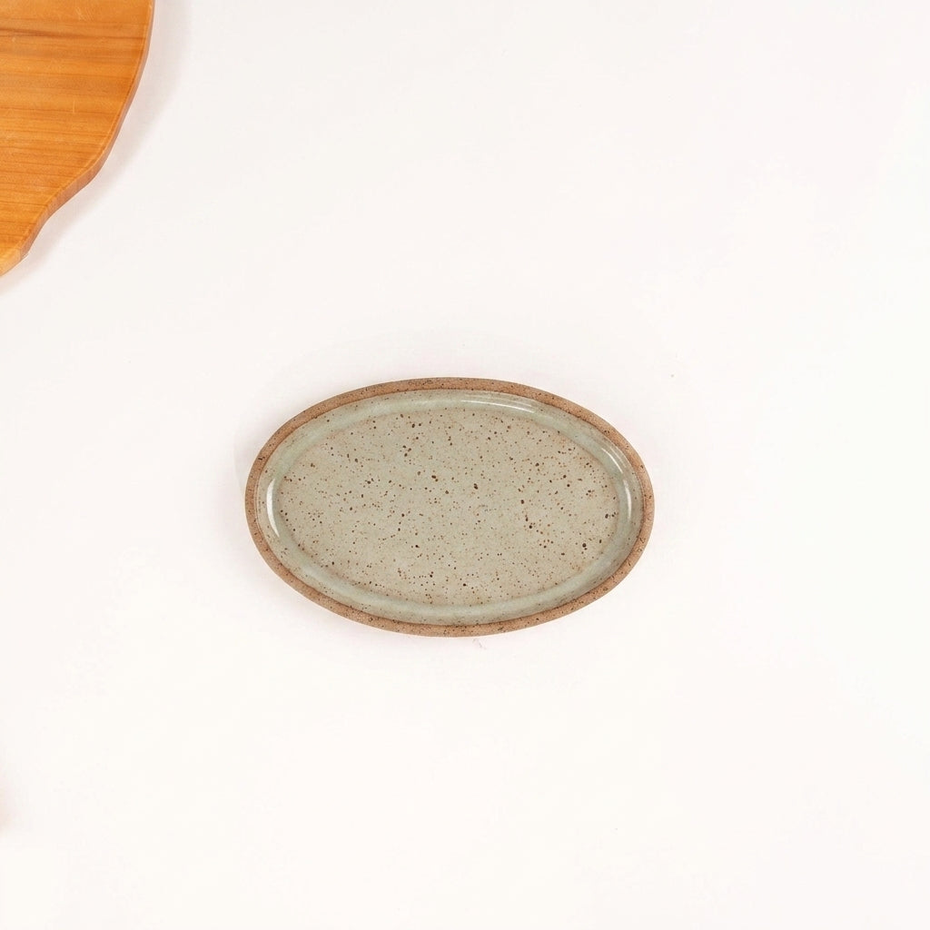 Travessa Oval em cerâmica artesanal — tamanho 20CM x 12CM, argila Flocos, esmalte Verde Pompeia