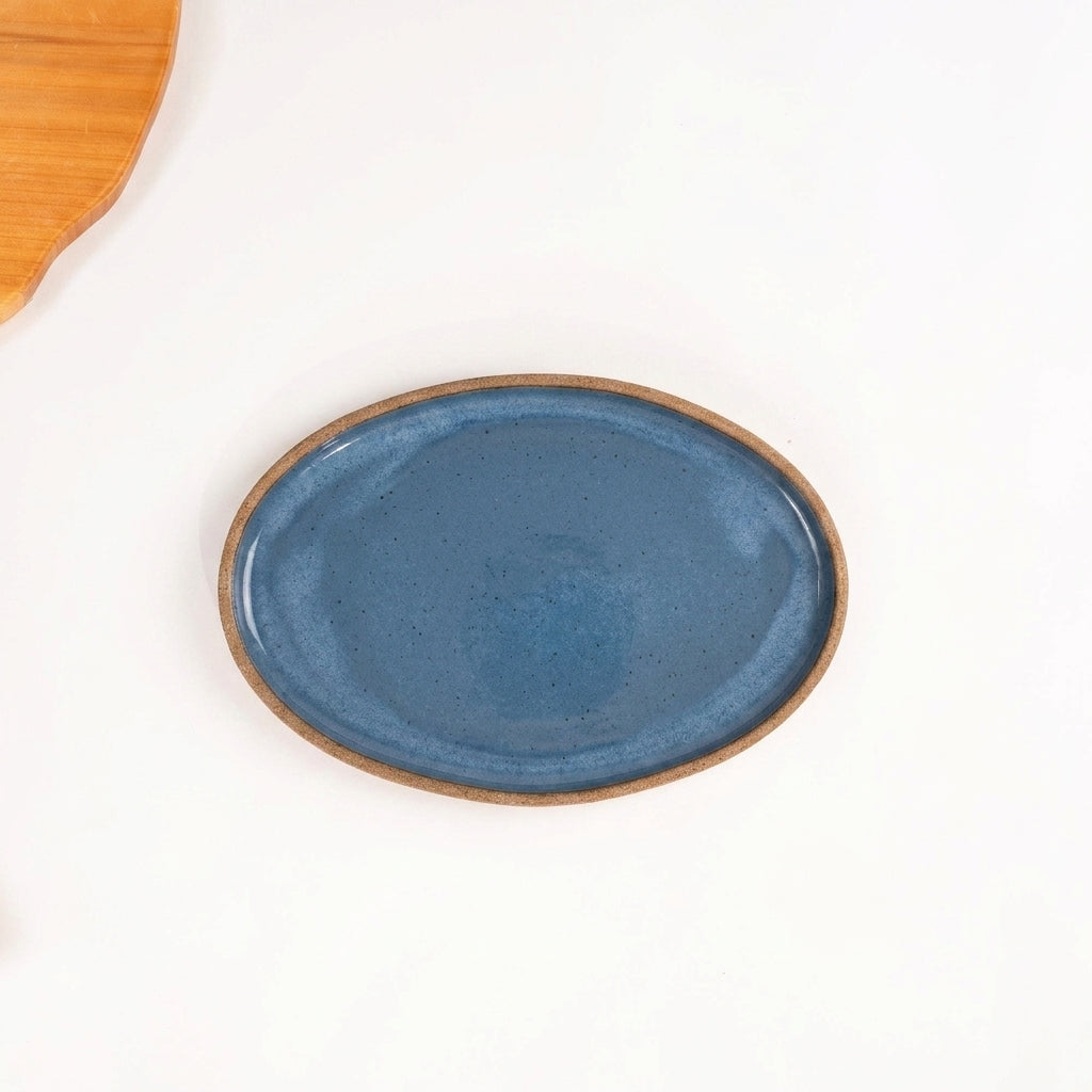 Travessa Oval em cerâmica artesanal — tamanho 25CM x 18CM, argila Cappuccino, esmalte Azul Safira