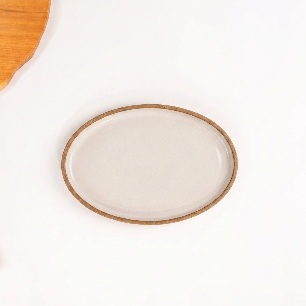 Travessa Oval em cerâmica artesanal — tamanho 25CM x 18CM, argila Cappuccino, esmalte Branco AMME