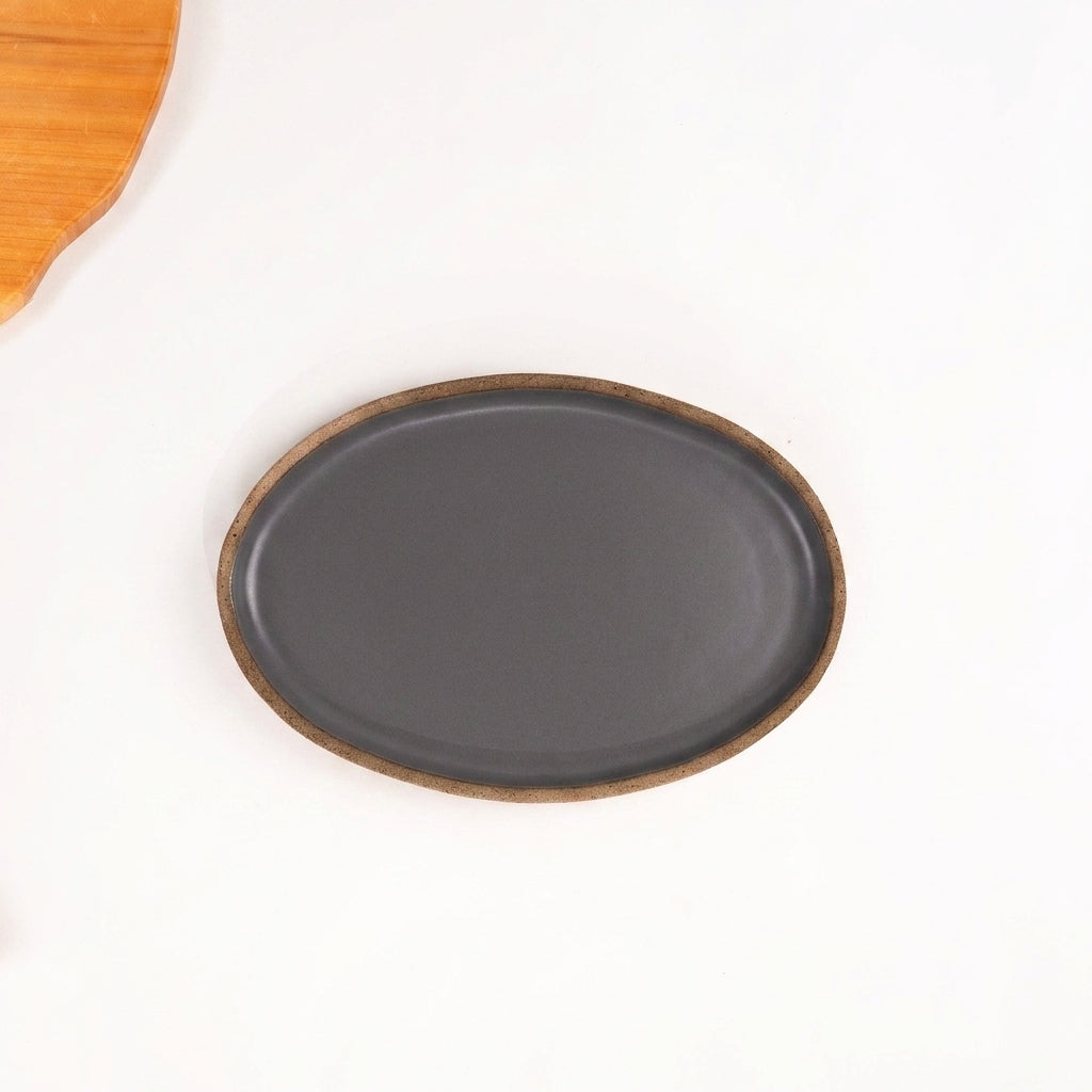 Travessa Oval em cerâmica artesanal — tamanho 25CM x 18CM, argila Cappuccino, esmalte Grafite