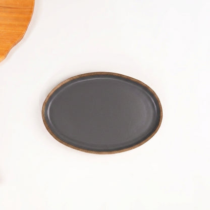 Travessa Oval em cerâmica artesanal — tamanho 25CM x 18CM, argila Cappuccino, esmalte Grafite