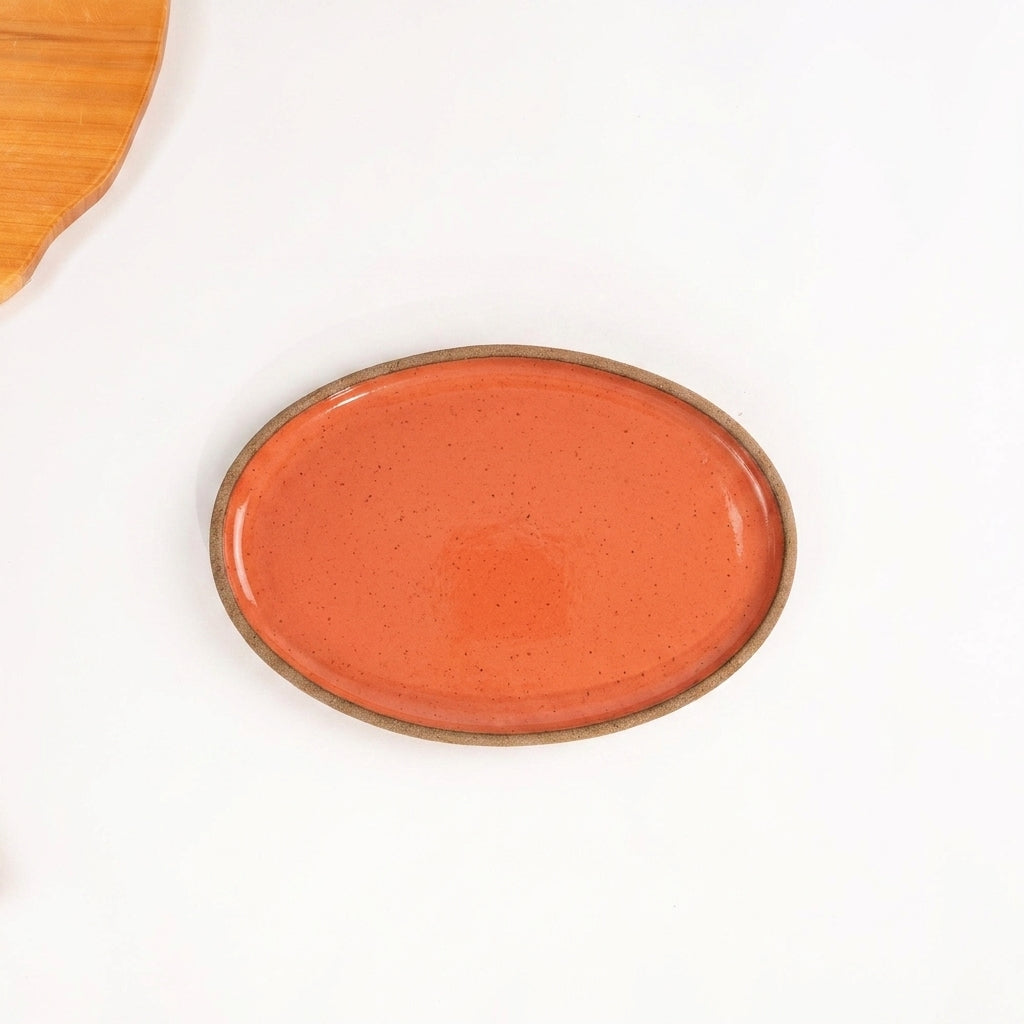 Travessa Oval em cerâmica artesanal — tamanho 25CM x 18CM, argila Cappuccino, esmalte Laranja Intenso