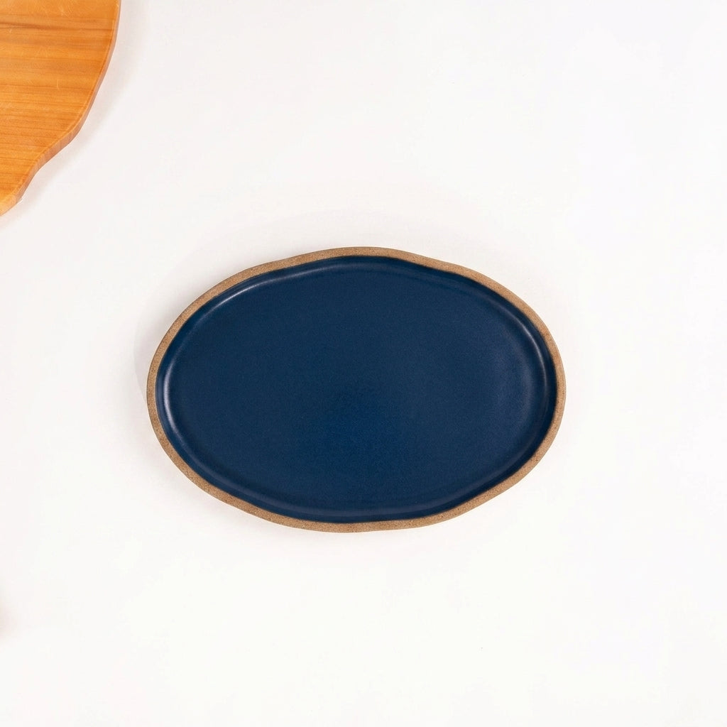 Travessa Oval em cerâmica artesanal — tamanho 25CM x 18CM, argila Cappuccino, esmalte Lazuli