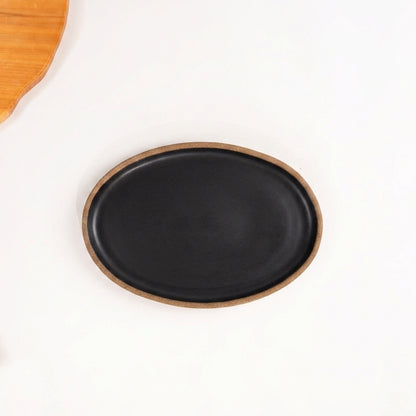 Travessa Oval em cerâmica artesanal — tamanho 25CM x 18CM, argila Cappuccino, esmalte Preto Acetinado