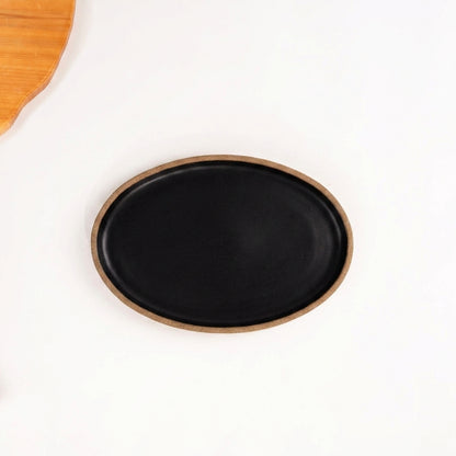 Travessa Oval em cerâmica artesanal — tamanho 25CM x 18CM, argila Cappuccino, esmalte Preto Ébano