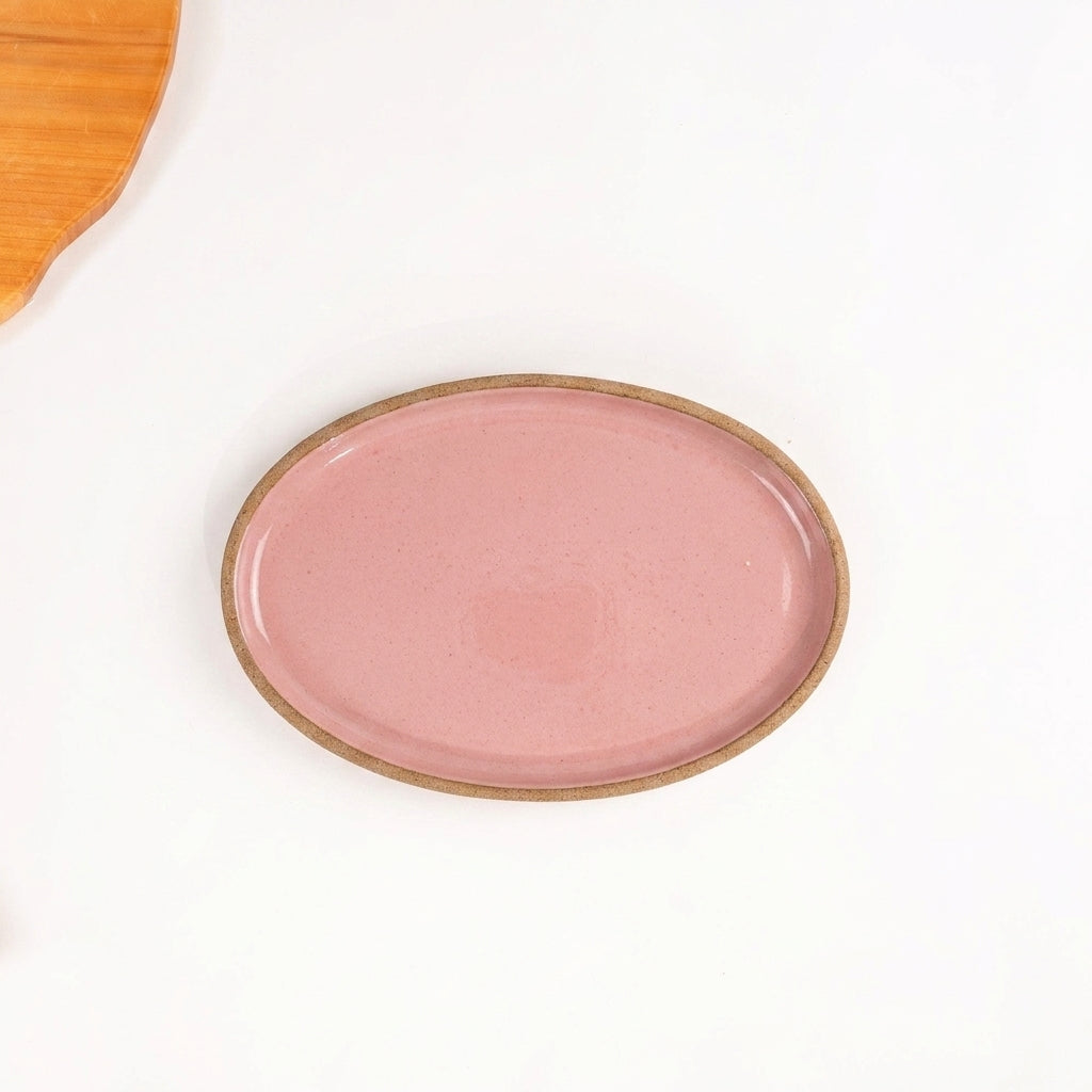Travessa Oval em cerâmica artesanal — tamanho 25CM x 18CM, argila Cappuccino, esmalte Rosa Barbie