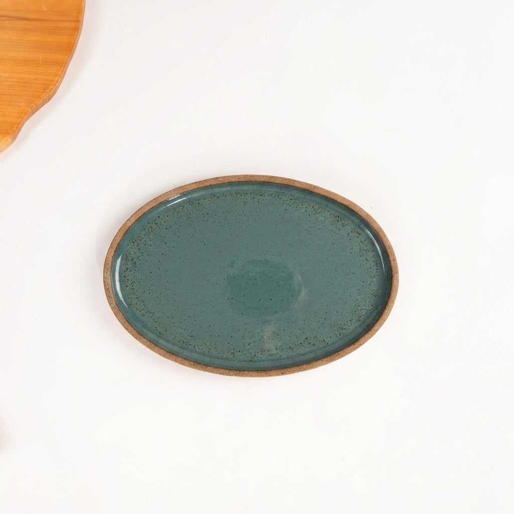 Travessa Oval em cerâmica artesanal — tamanho 25CM x 18CM, argila Cappuccino, esmalte Verde Exército