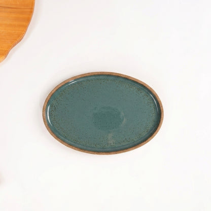 Travessa Oval em cerâmica artesanal — tamanho 25CM x 18CM, argila Cappuccino, esmalte Verde Exército