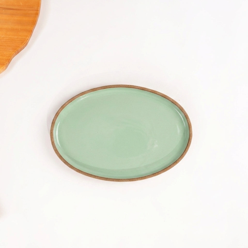 Travessa Oval em cerâmica artesanal — tamanho 25CM x 18CM, argila Cappuccino, esmalte Verde Menta