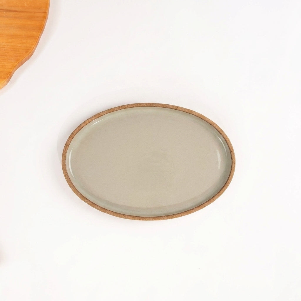 Travessa Oval em cerâmica artesanal — tamanho 25CM x 18CM, argila Cappuccino, esmalte Verde Pompeia