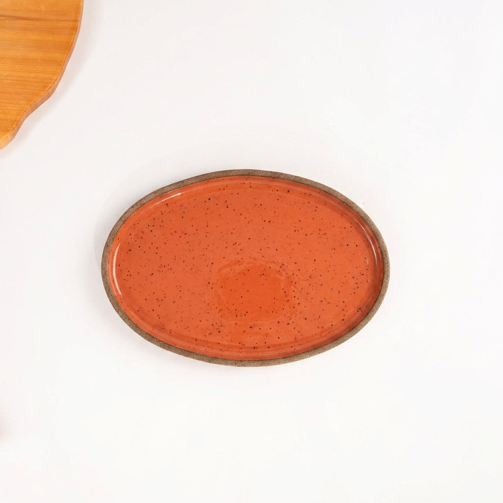 Travessa Oval em cerâmica artesanal — tamanho 25CM x 18CM, argila Flocos, esmalte Laranja Intenso