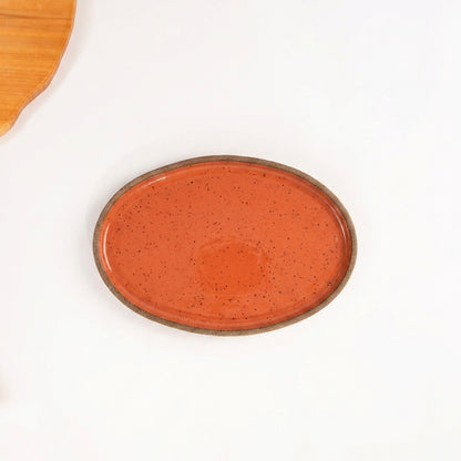 Travessa Oval em cerâmica artesanal — tamanho 25CM x 18CM, argila Flocos, esmalte Laranja Intenso