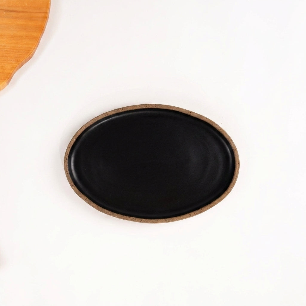 Travessa Oval em cerâmica artesanal — tamanho 25CM x 18CM, argila Flocos, esmalte Preto Ébano