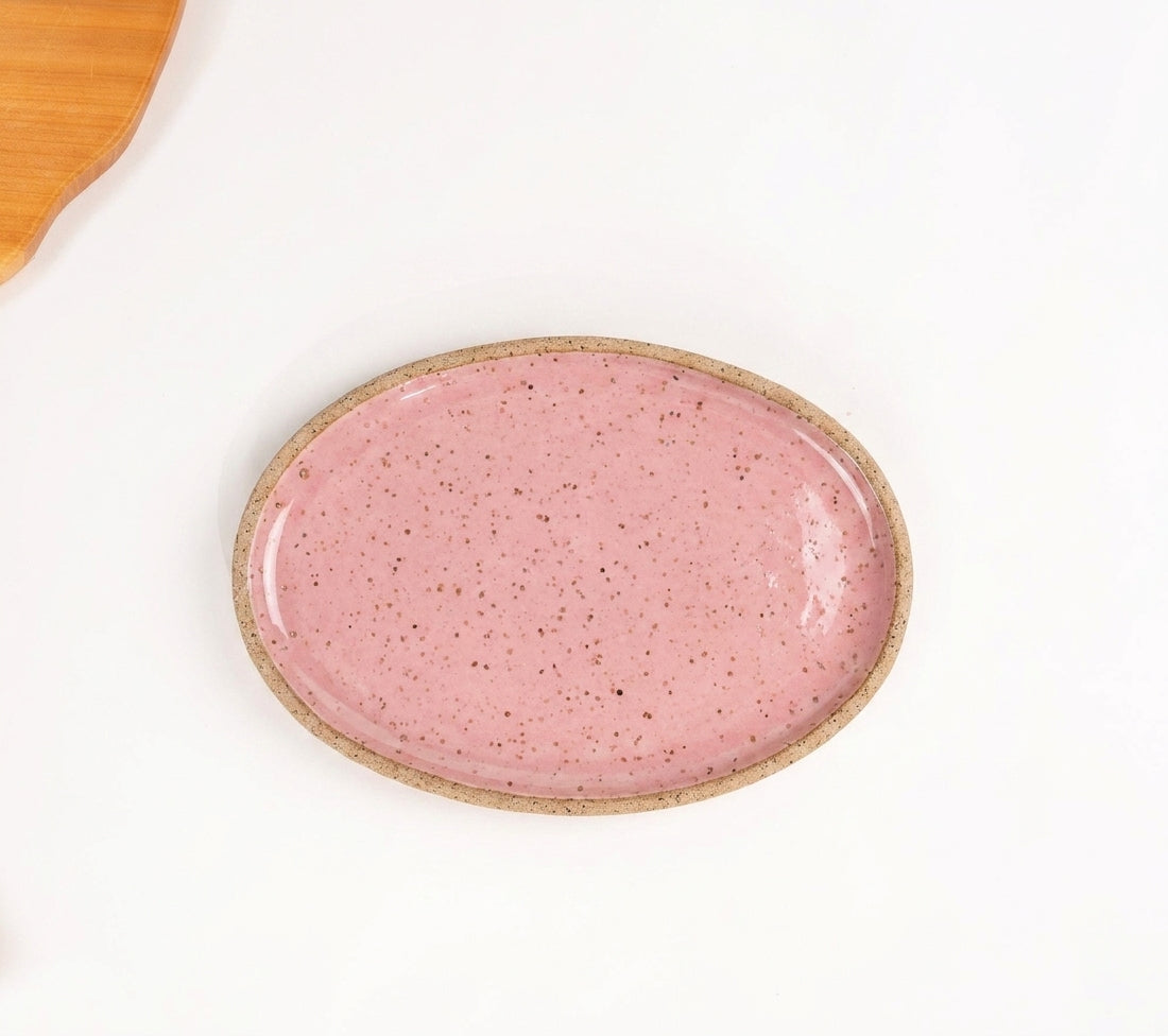Travessa Oval em cerâmica artesanal — tamanho 25CM x 18CM, argila Flocos, esmalte Rosa Barbie
