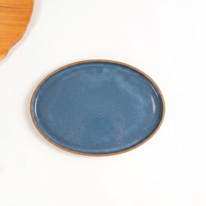 Travessa Oval em cerâmica artesanal — tamanho 28CM x 20CM, argila Cappuccino, esmalte Azul Safira