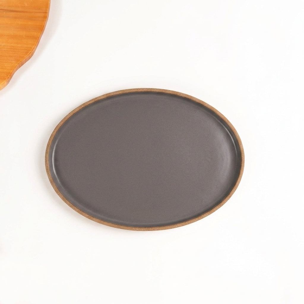 Travessa Oval em cerâmica artesanal — tamanho 28CM x 20CM, argila Cappuccino, esmalte Grafite