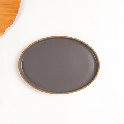 Travessa Oval em cerâmica artesanal — tamanho 28CM x 20CM, argila Cappuccino, esmalte Grafite