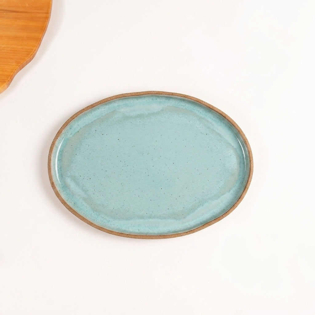 Travessa Oval em cerâmica artesanal — tamanho 28CM x 20CM, argila Cappuccino, esmalte Jujuba