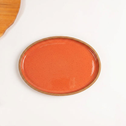 Travessa Oval em cerâmica artesanal — tamanho 28CM x 20CM, argila Cappuccino, esmalte Laranja Intenso
