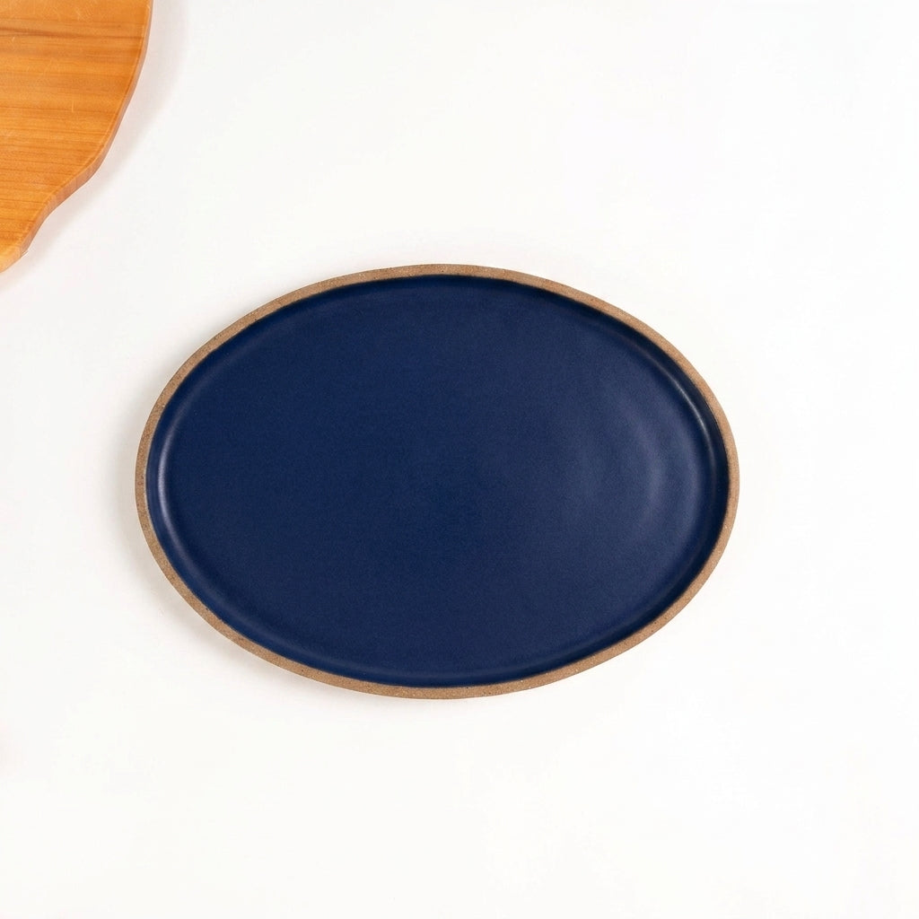 Travessa Oval em cerâmica artesanal — tamanho 28CM x 20CM, argila Cappuccino, esmalte Lazuli